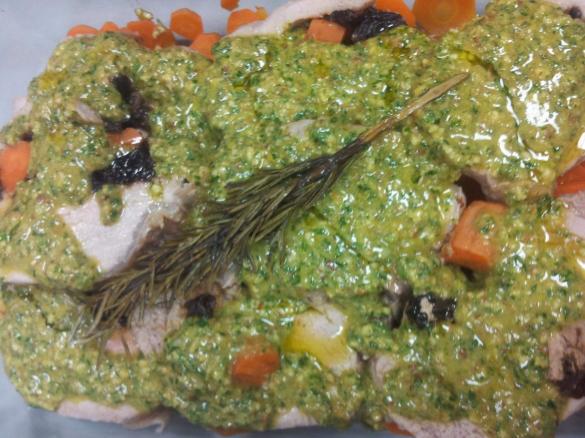 Lonza di maiale ripiena di prugne e nocciole con pesto di sedano