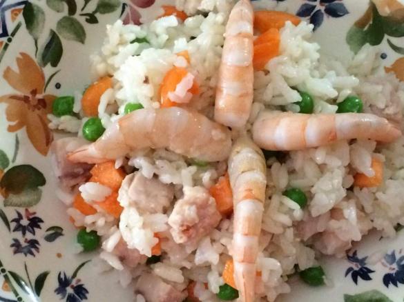 Insalata di riso con pesce e verdure