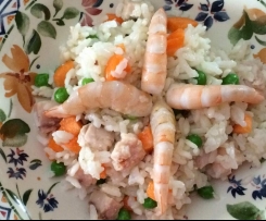 Insalata di riso con pesce e verdure