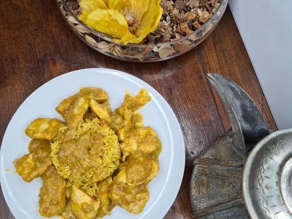 Pollo al curry e latte di cocco con riso basmati al vapore