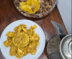 Pollo al curry e latte di cocco con riso basmati al vapore