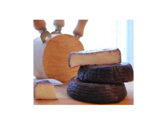 Formaggio fatto e stagionato in casa aromatizzato al vino rosso