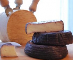 Formaggio fatto e stagionato in casa aromatizzato al vino rosso