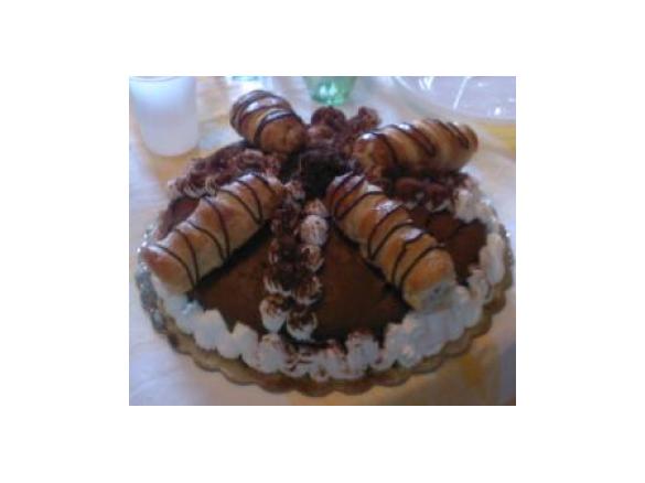 Torta al cioccolato con cannoli di pasta sfoglia