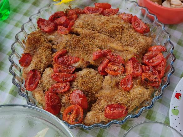 Petto di pollo gratinato e pomodorini