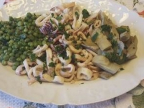 CALAMARI AL VAPORE CON CUORI DI CARCIOFO E PISELLI