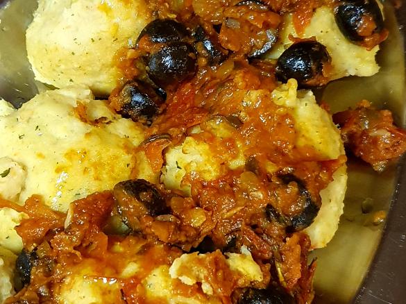 Polpette di merluzzo con olive e pomodorini