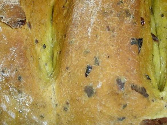Pane allo zafferano con olive taggiasche e timo