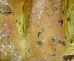 Pane allo zafferano con olive taggiasche e timo