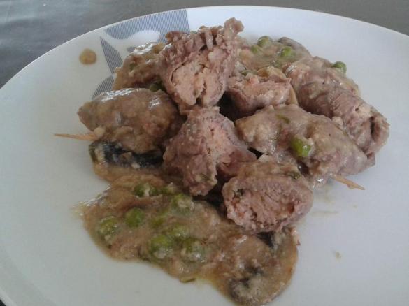 Involtini di vitello su crema di curry con contorno di piselli e funghi ( Contest )