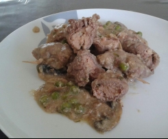 Involtini di vitello su crema di curry con contorno di piselli e funghi ( Contest )