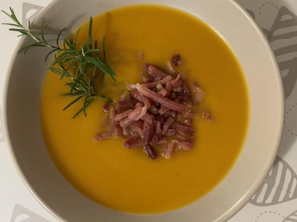 Vellutata di zucca con speck saporito