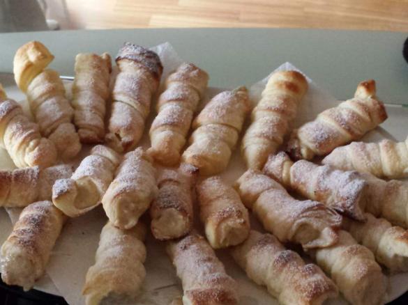 cannoncini con crema di mandorle