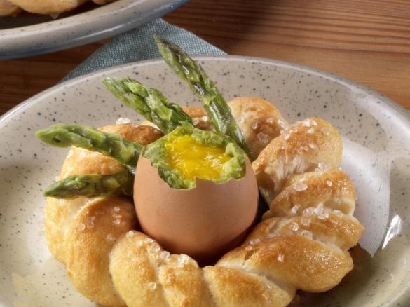 Cesti di uova ripiene e asparagi