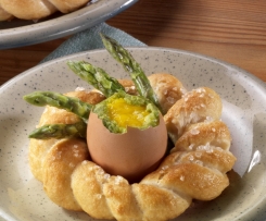 Cesti di uova ripiene e asparagi