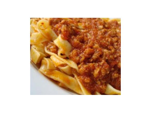 Tagliatelle con pomodoro e carne trita