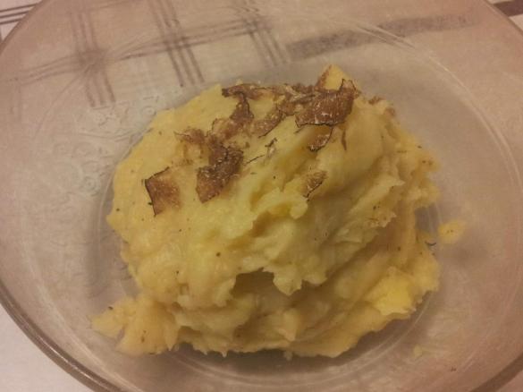 Purè di patate rosse, porro di Cervere e tartufo nero.