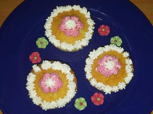 Muffin  con ripieno alla Nutella e Frosting alla vaniglia - contest 