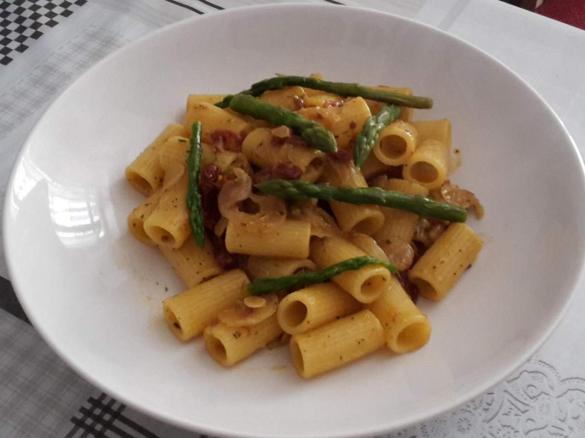 Rigatoni agli asparagi, mandorle, speck e zafferano