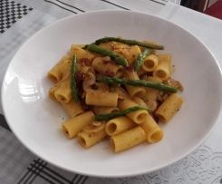 Rigatoni agli asparagi, mandorle, speck e zafferano