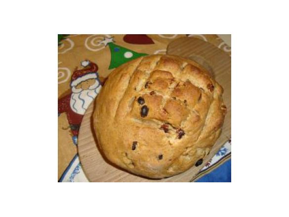 pane di segale con noci, fichi e uvetta