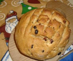 pane di segale con noci, fichi e uvetta