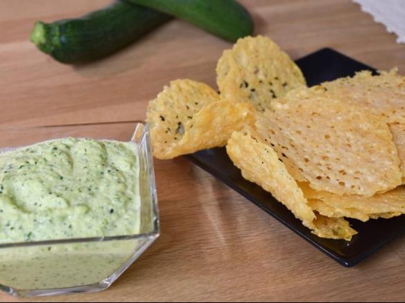 Cialdine di parmigiano con crema alle zucchine