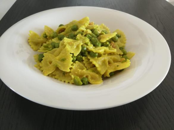 FARFALLE PISELLI, CURCUMA E PROSCIUTTO COTTO