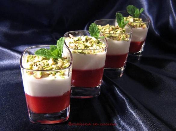 Crema di ricotta e yogurt con salsa di fragole