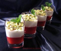 Crema di ricotta e yogurt con salsa di fragole