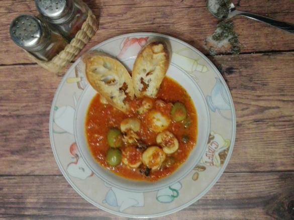 Seppioline in guazzetto con capperi, olive e pane tostato