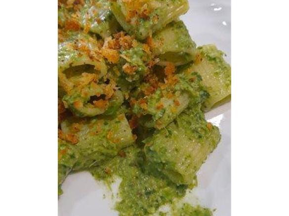 MEZZE MANICHE CON MANDORLE CIME DI RAPA E BRICIOLE DI PANE CROCCANTE