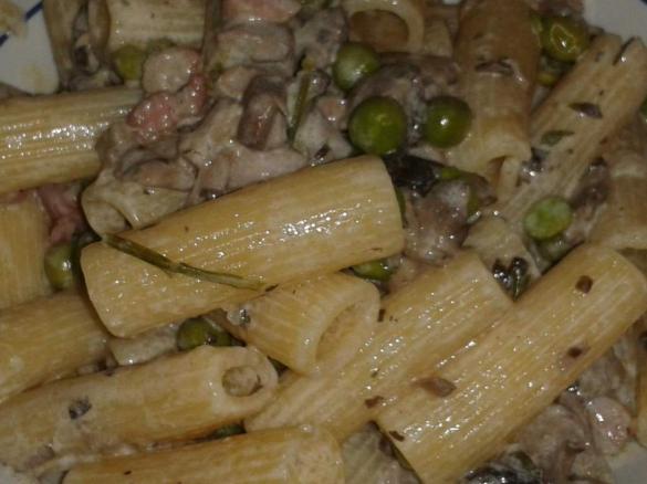 rigatoni funghi piselli salsiccia