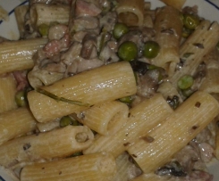 rigatoni funghi piselli salsiccia