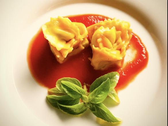 Rose giallo mimosa di pasta ripiena per la Festa della Donna