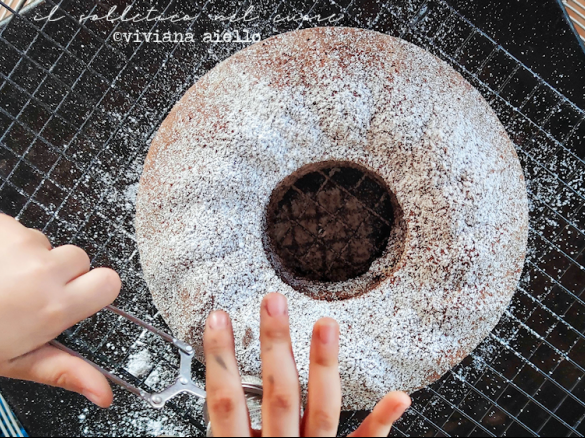 Ciambella umida di pane con cachi, uvetta e noci