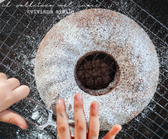 Ciambella umida di pane con cachi, uvetta e noci