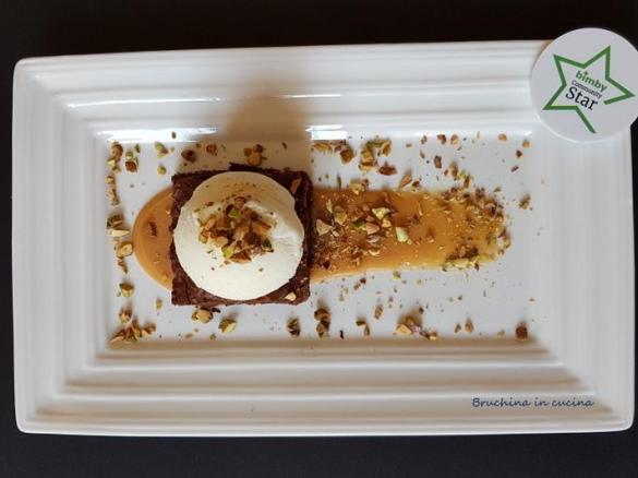 Brownie con gelato alla ricotta e dulce de leche