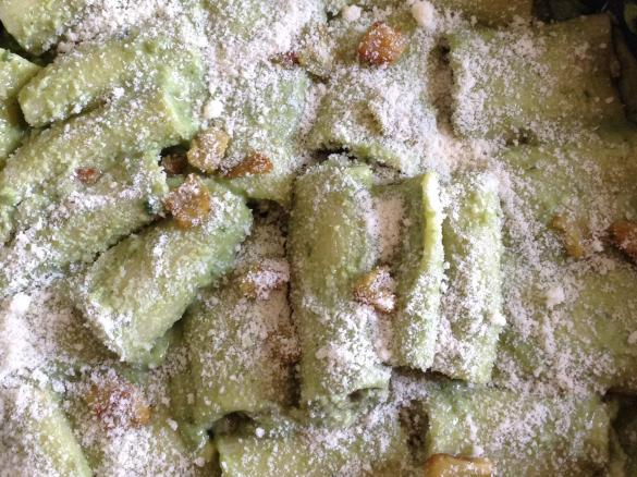 Paccheri al pesto ripieni di ricotta e melanzane gratinati al forno