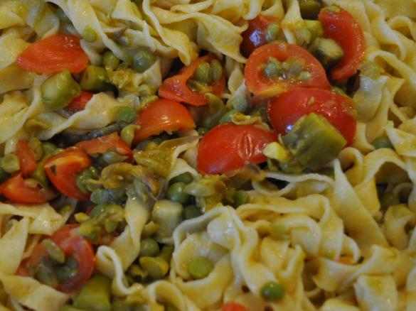 Tagliatelle fatte in casa con sugo di asparagi e piselli