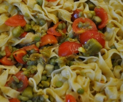 Tagliatelle fatte in casa con sugo di asparagi e piselli