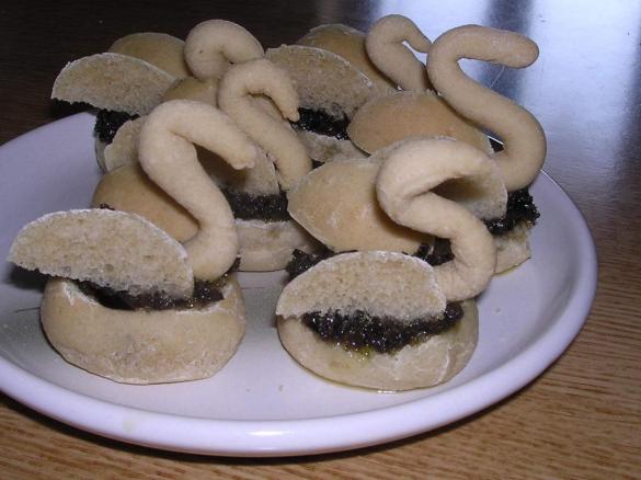 Cigni di farro con pasta d'olive