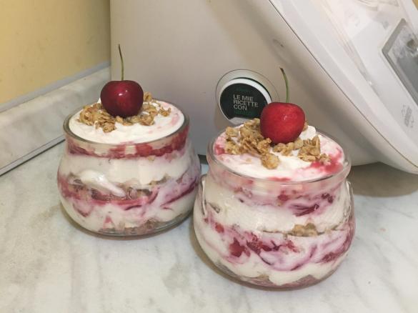 Yogurt con granola e ciliegie-Contest ciliegie