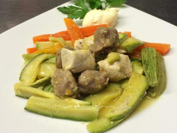 BOCCONCINI DI POLLO E SALSICCIA CON BASTONCINI DI VERDURE