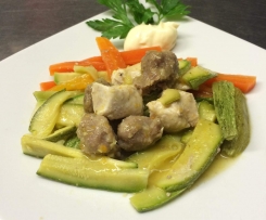 BOCCONCINI DI POLLO E SALSICCIA CON BASTONCINI DI VERDURE