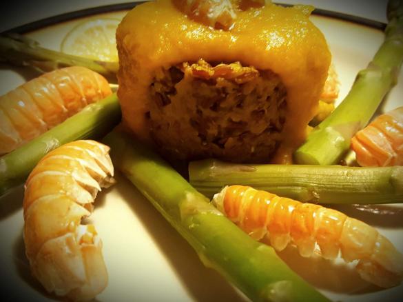 Riso rosso con purea di peperoni alla curcuma, scampi e sandwich di frittatine ai mirtilli – Contest multilivello