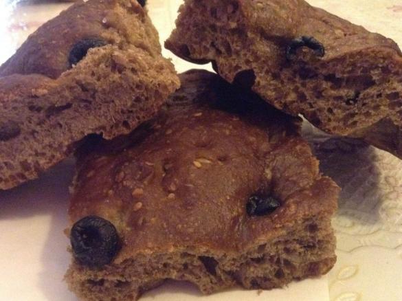 FOCACCIA NERA CON OLIVE