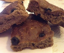 FOCACCIA NERA CON OLIVE