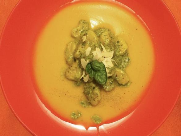 Gnocchi di zucca al pesto di rucola su vellutata di zucca “ contest gnocchi”