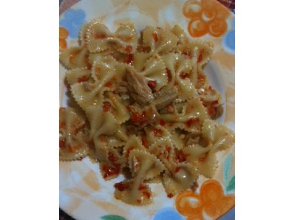 pasta fredda con crema di peperoni e tonno